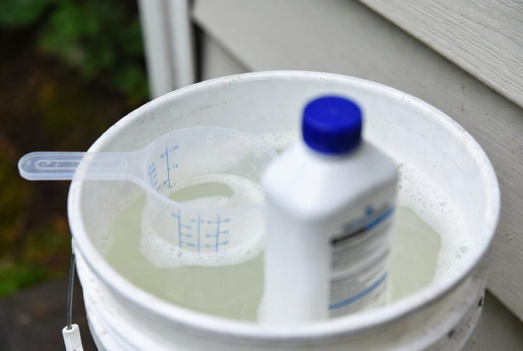 Preparing gentle cleaning solution for aluminum siding